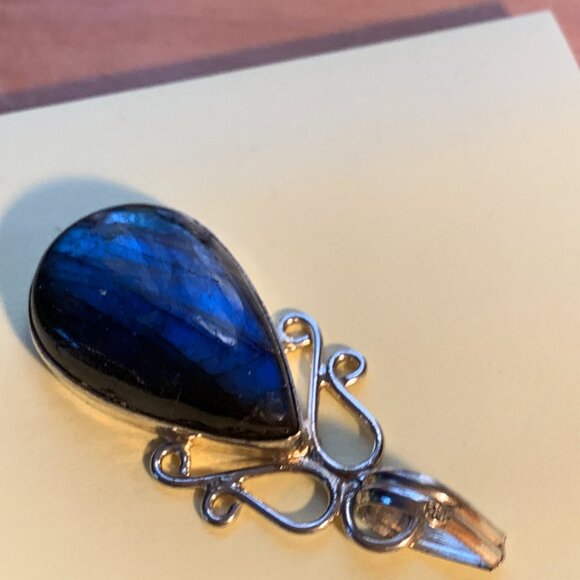 New Listing: Labradorite & Silver Neck Pendant - Picture 4 of 9